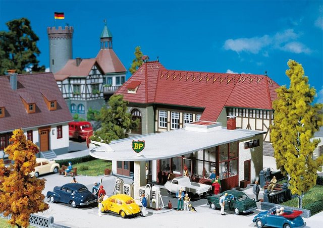 Faller Modelleisenbahn-Haus Faller H0 130347 BP-Tankstelle im Baustil der 50er Jahre mit runder Tanksäulenüberdachung