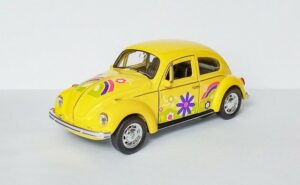 Welly Modellauto VOLKSWAGEN BEETLE Käfer Flower Power Hippy VW Modellauto Modell Spielzeugauto Kinder Geschenk 73 (Gelb/Blumen)