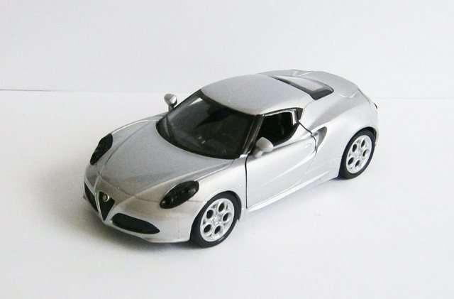 Welly Modellauto ALFA ROMEO 4C Modellauto 12cm Metall Modell Auto Spielzeugauto WELLY Kinder Geschenk 34 (Silber)