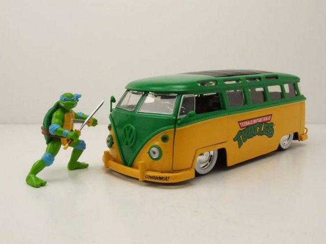 JADA Modellauto VW T1 Samba Bus TMNT Ninja Turtles 1962 gelb grün mit Leonardo Figur