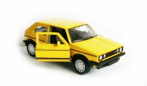 Welly Modellauto VOLKSWAGEN GOLF I GTI Metall Modellauto Modell Auto 77 (Gelb)