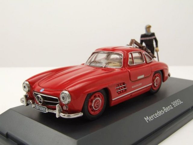 Schuco Modellauto Mercedes 300 SL Flügeltürer Davos 1957 rot mit Figur und Skiern Modell