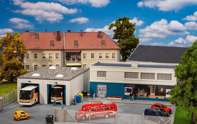 Faller Modelleisenbahn-Haus Faller H0 130120 Gebäude-Set bestehend aus einem zweistöckigen Bürogebäude mit Eckverglasung und Innenmöblierung sowie einer Fahrzeughalle mit zwei Busstellplätzen und je zwei verglasten Falttoren an den Stirnseiten. Durch die Durchfahrtsmö