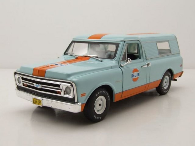 GREENLIGHT collectibles Modellauto Chevrolet C-10 Pick Up mit Camper Aufsatz 1968 hellblau Gulf Oil Model