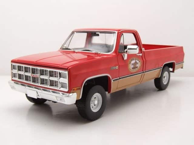 GREENLIGHT collectibles Modellauto GMC K2500 Sierra Grande Wideside Pick Up 1967 rot Busted Knuckle Garag